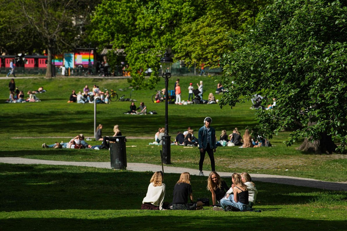 Cilvēku pulcēšanās parkā Covid-19 pandēmijas laikā. Stokholma, Zviedrija. 2020. gada maijs.