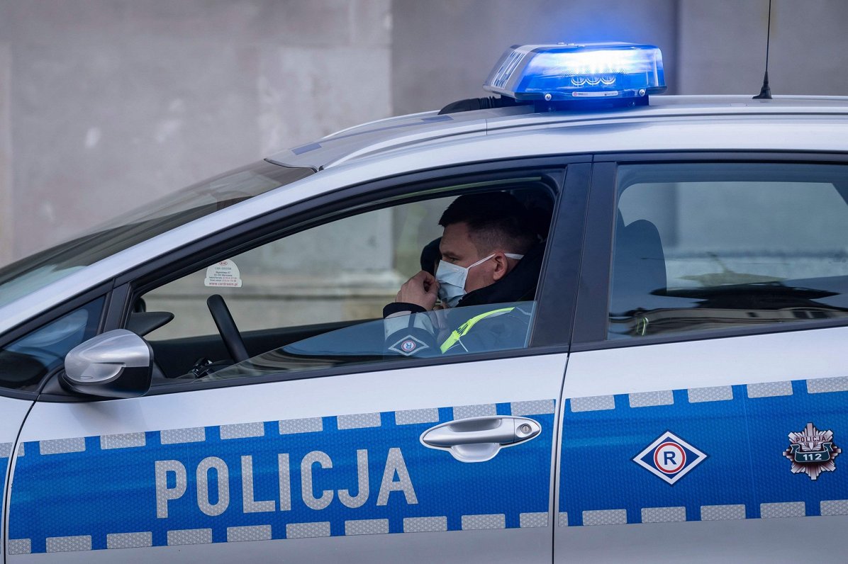 Полиция в Польше в период пандемии коронавируса — маски обязательны.