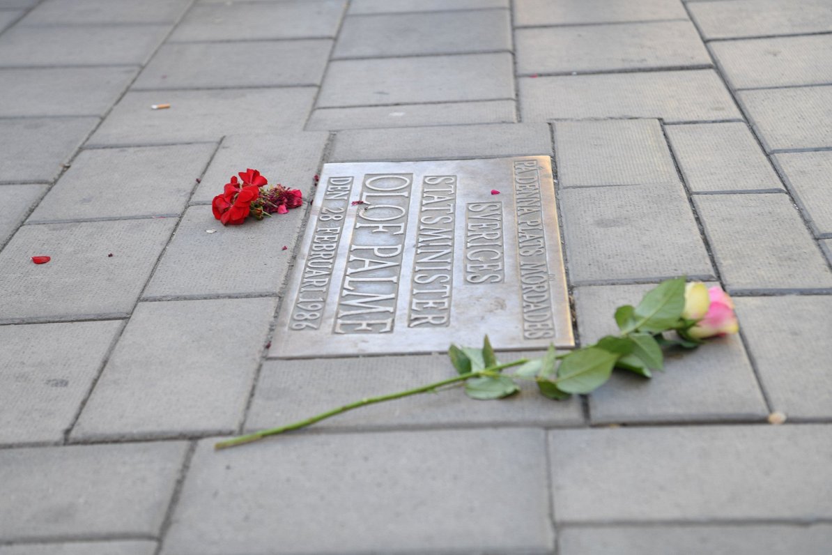 Piemiņas plāksne 1986.gada noslepkavotajam Zviedrijas premjerministram Ūlofam Palmem.