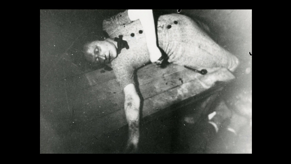 Убитые в подвалах Синего чуда. Снимок конца июня 1941 г.