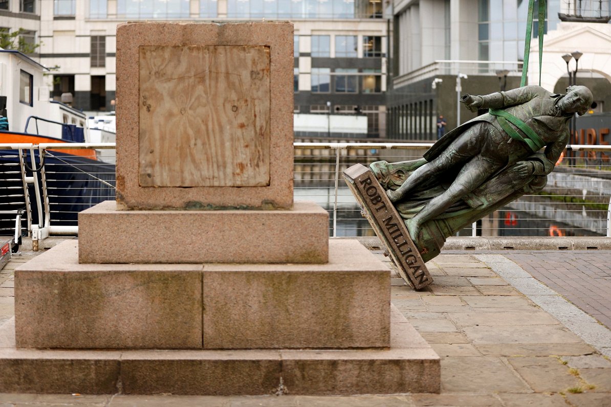 Londonas austrumos jau novākta Roberta Miligana statuja, 2020.gada jūnijs