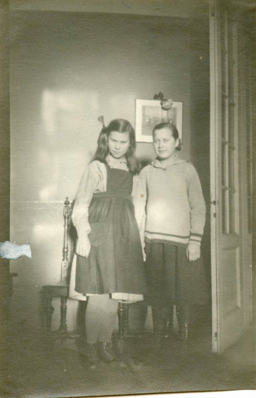 Mērija ar nezināmu sievieti Pēterburgas dzīvoklī, fonā “Šausmu aleja”, 1920/1921