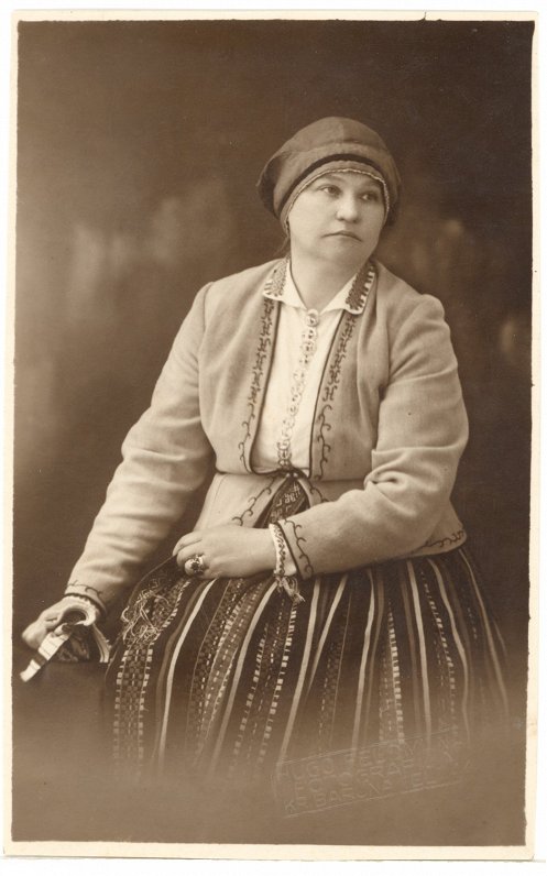 Mērija Grīnberga vecākā tautas tērpā, 1920. gadu beigas