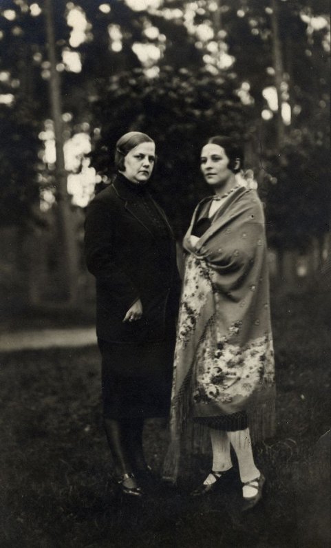 Aleksandra Beļcova un Austra Ozoliņa-Krauze. 20. gs. 20. gadu pirmā puse.