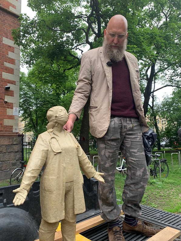Tēlnieks Aigars Bikše rāda prototipu skulptūrai “Mediķi pasaulei”