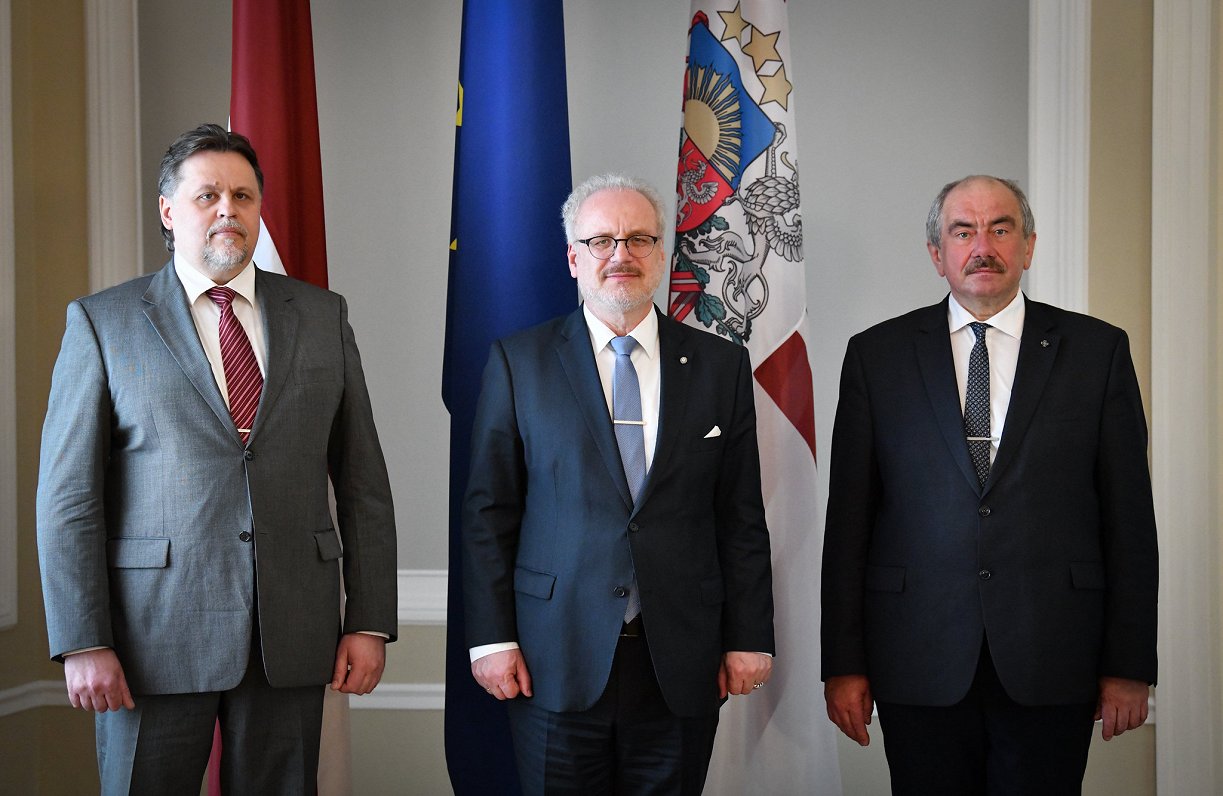 Valsts prezidents Egils Levits ar jauno Augstākās tiesas (AT) priekšsēdētāju Aigaru Strupišu un un b...
