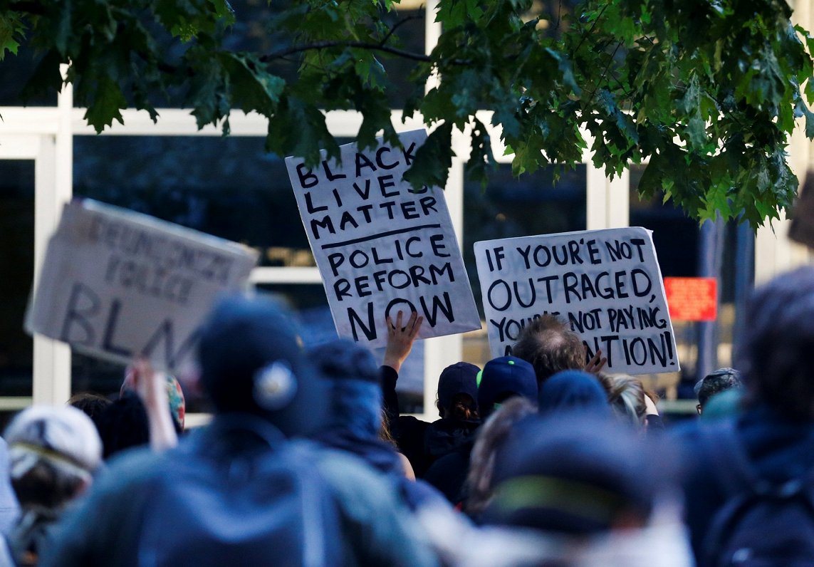 Protestētāji pret rasu nevienlīdzību pie policijas iecirkņa Sietlā, Vašingtonā. 16.06.2020.