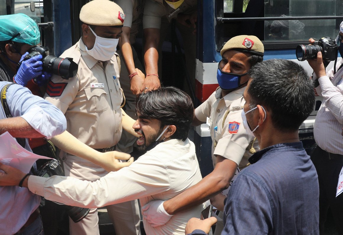 Indijas policija aiztur aktīvistus, kas protestē pret Ķīnu Ņūdeli, Indijā. 17.06.2020.
