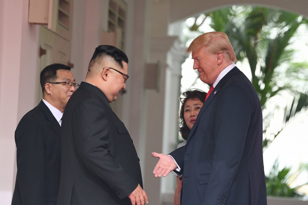 ASV prezidents Donalds Tramps un Ziemeļkorejas līderis Kims Čenuns.