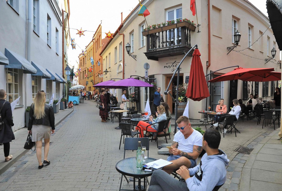 Viļņas iedzīvotāju atpūta āra kafejnīcās. 2020. gada jūnijs.