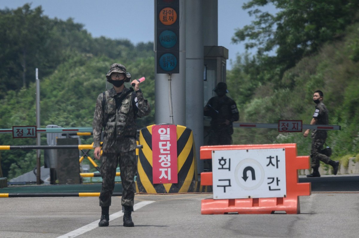 Robežkontroles punkts starp Dienvidkoreju un Ziemeļkoreju. 17.06.2020.