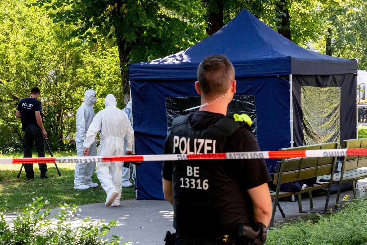 Vācijas izmeklētāji Zelimhanu Hangošvili slepkavības vietā. Berlīne, 23.08.2019.