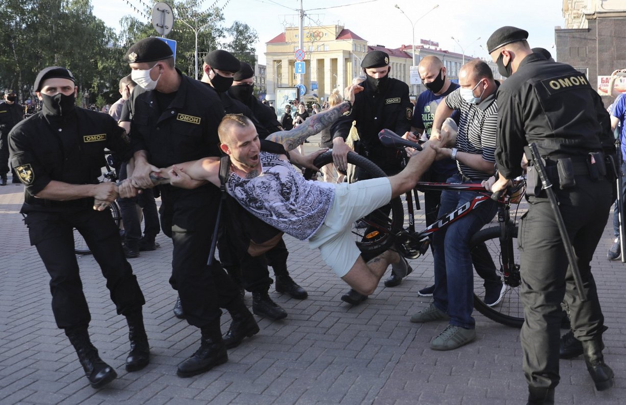 Policija aiztur aktīvistu Minskā, Baltkrievijā (19.06.2020)