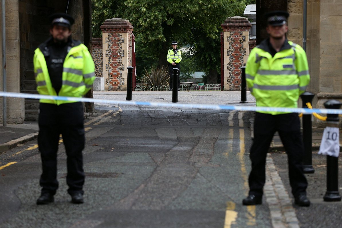 Policija Rīdingā, Lielbritānijā, kur uzbrucējs nodūris trīs cilvēkus (21.06.2020)
