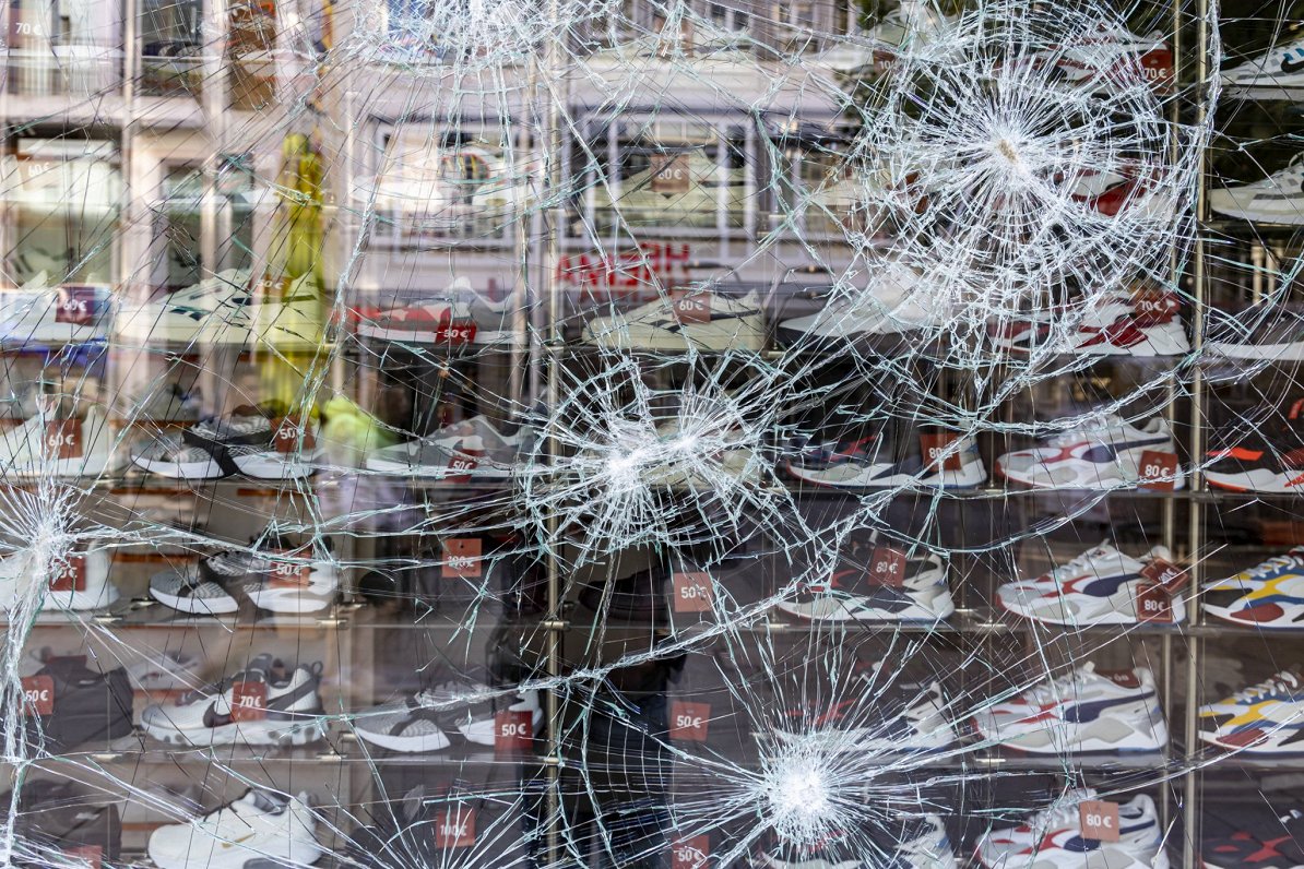 Saplēsts veikala skatlogs pēc grautiņiem Štutgartē, Vācijā (21.06.2020)