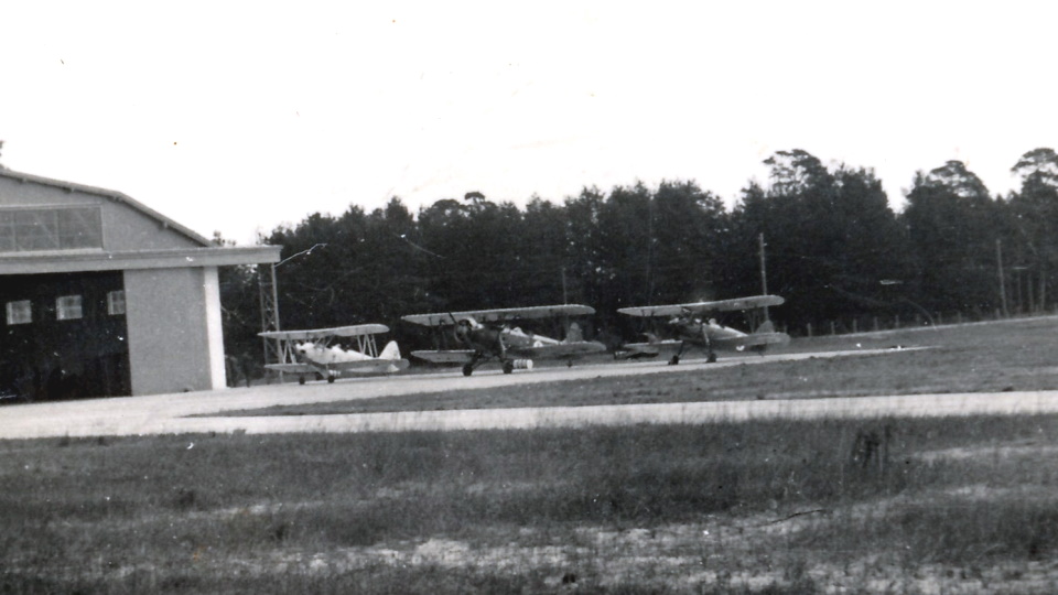 Самолеты латвийской военной авиации возле ангара на Лиепайском Северном аэродроме.