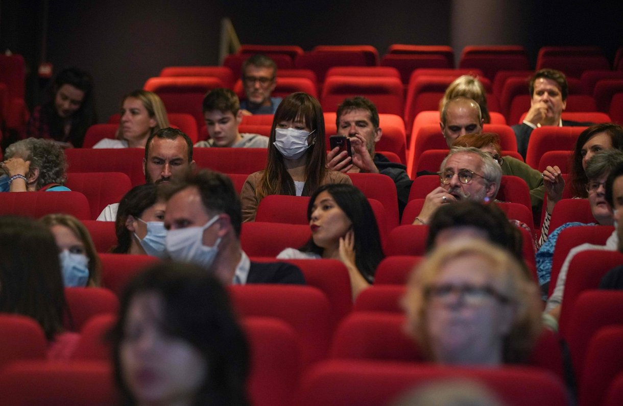 Skatītāji kinoteātrī Covid-19 pandēmijas laikā (ilustratīvs attēls)