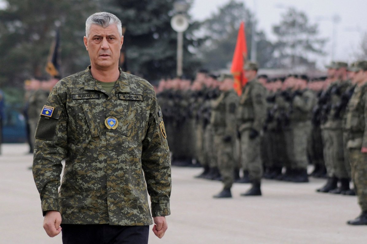 Kosovas prezidents Hašims Tači apmeklē Kosovas armijas militāro parādi. 2018. gada decembris.