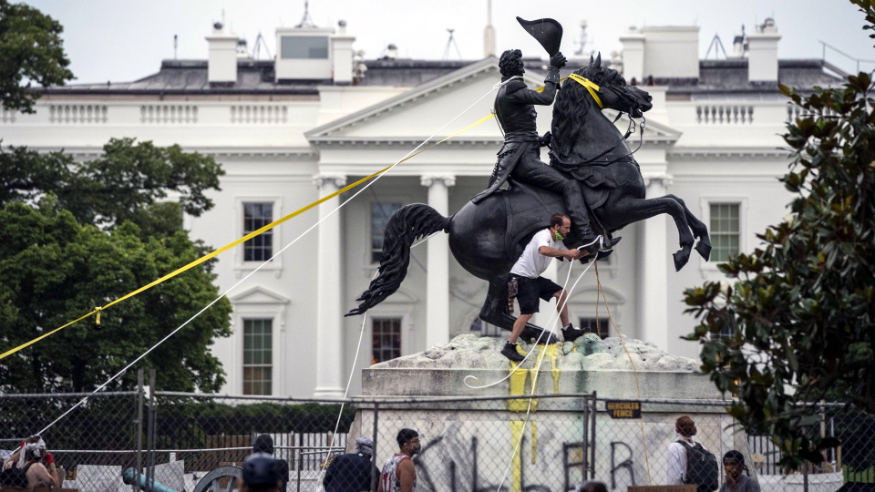 Протестующие пытаются свалить статую президента США Эндрю Джексона, установленную рядом с Белым домо...