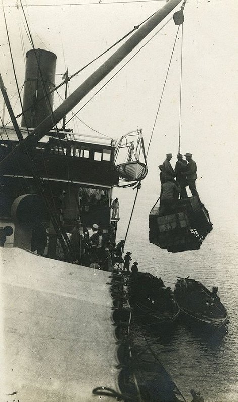 Troickas pulka karavīru iekāpšana kuģī, 1920. gada jūnijs