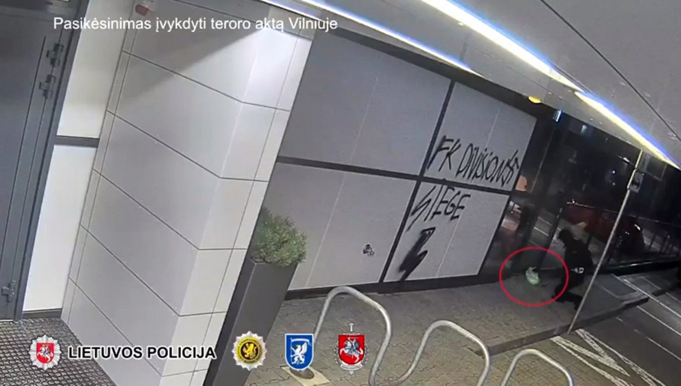 Ekrānuzņēmums no video, kurā redzams terorists ar spridzekli.