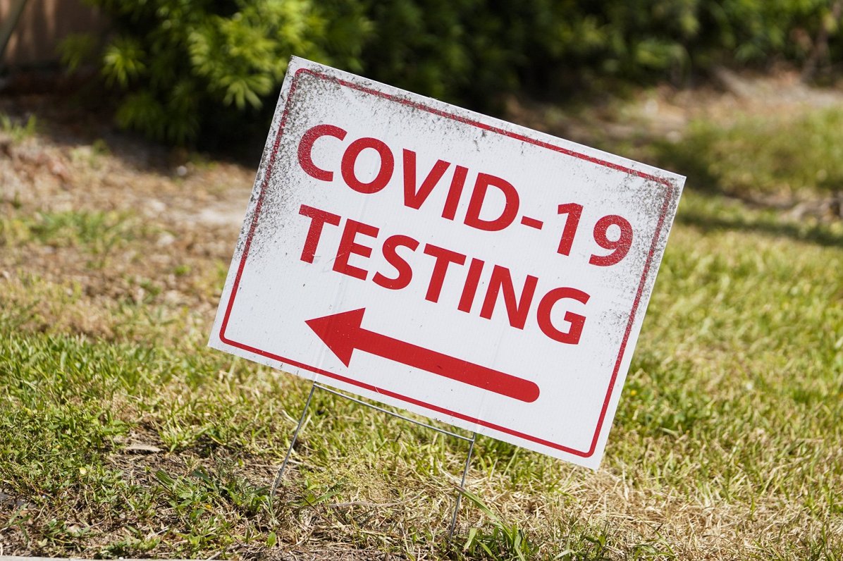 Zīme pie Covid-19 testēšanas punkta Floridā, ASV. (26.06.20.)