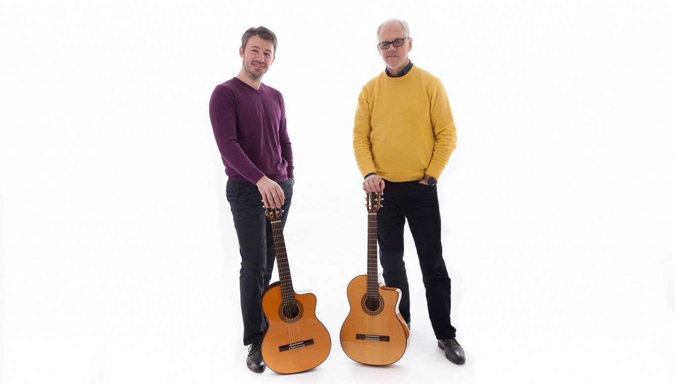 Ģitāristi - Aivars Hermanis un Ēriks Upenieks jeb ģitāristu duets &quot;Bague Duo”.