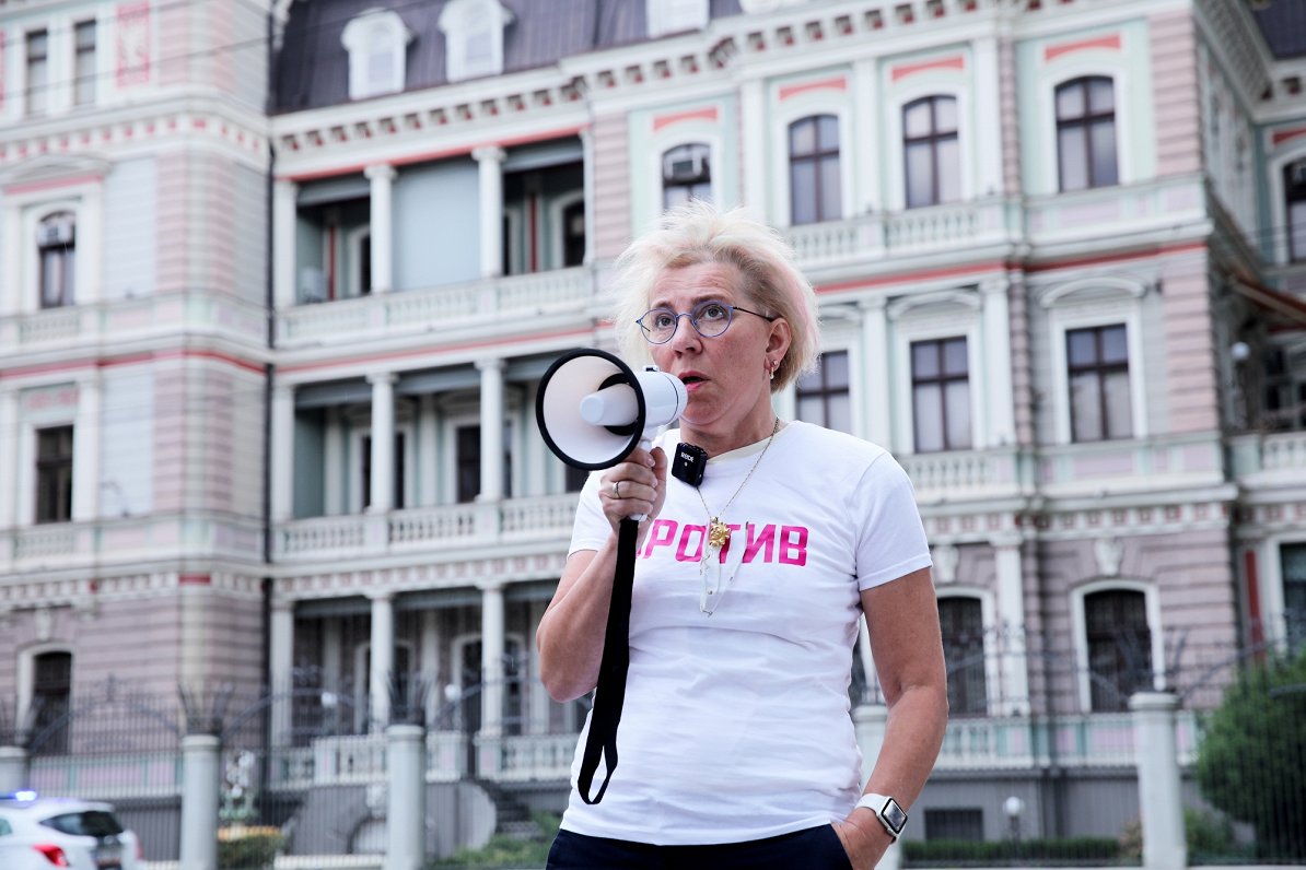 Protests pie Krievijas vēstniecības Rīgā. 2020. gada 30. jūnijs.