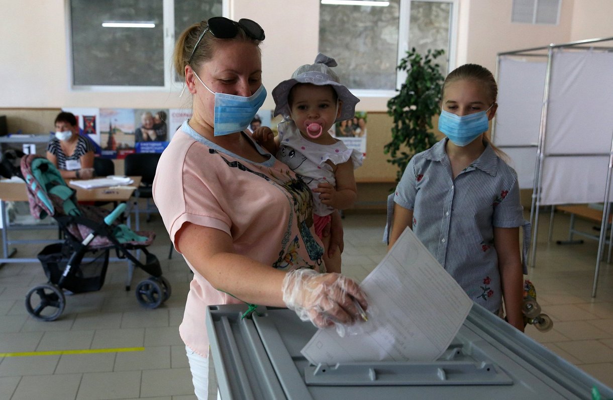 Krievijas konstitūcijas balsojums vēlēšanu iecirknī okupētās Krimas teritorijā. 2020. gada 1. jūlijs...