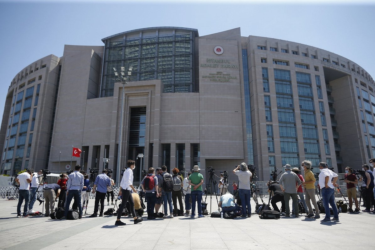Mediju pārstāvji pulcējas pie tiesas ēkas Stambulā, kur notiek tiesas prāva par Hašogi slepkavību (0...