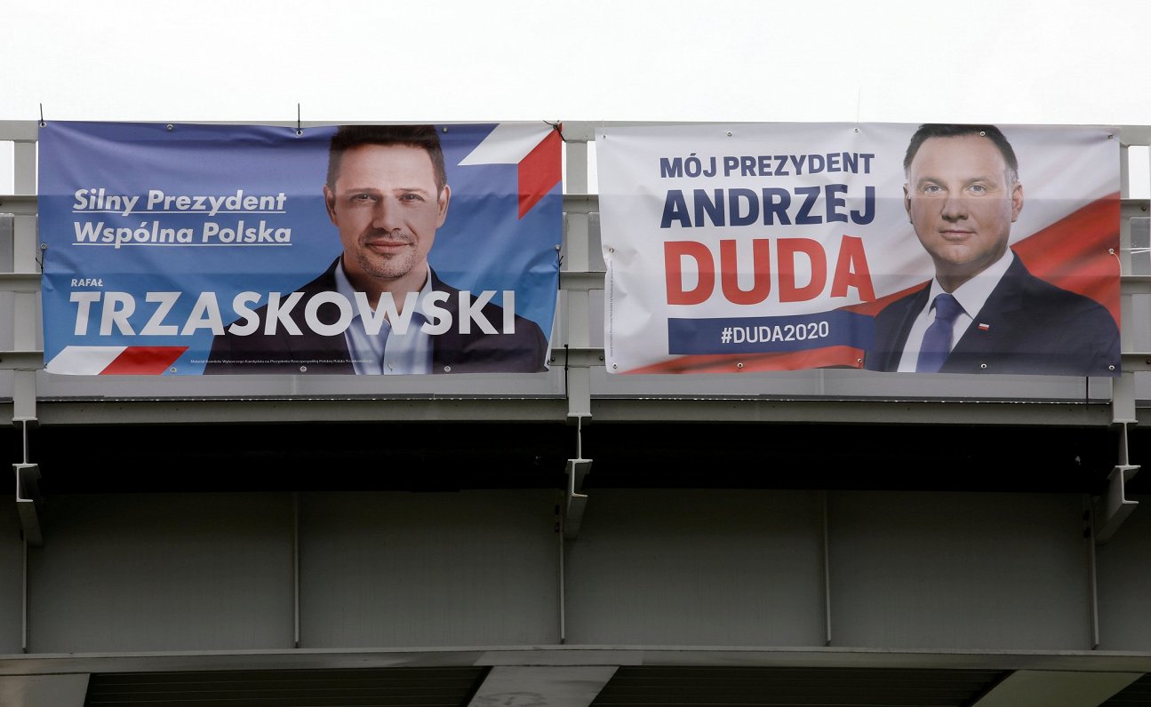 Plakāti Polijā pirms prezidenta vēlēšanām. Plakātos redzams līdzšinējais prezidents Andžejs Duds un...