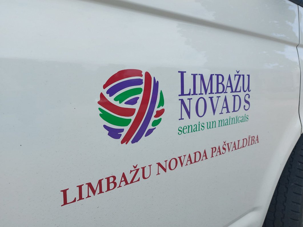 Limbažu novada pašvaldības logo uz automašīnas.