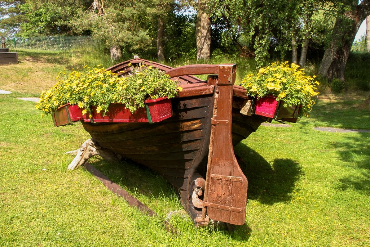 “Mūzu” pagalmā atrodas dekoratīva laiva, kas reiz piederēja vietējam zvejniekam.