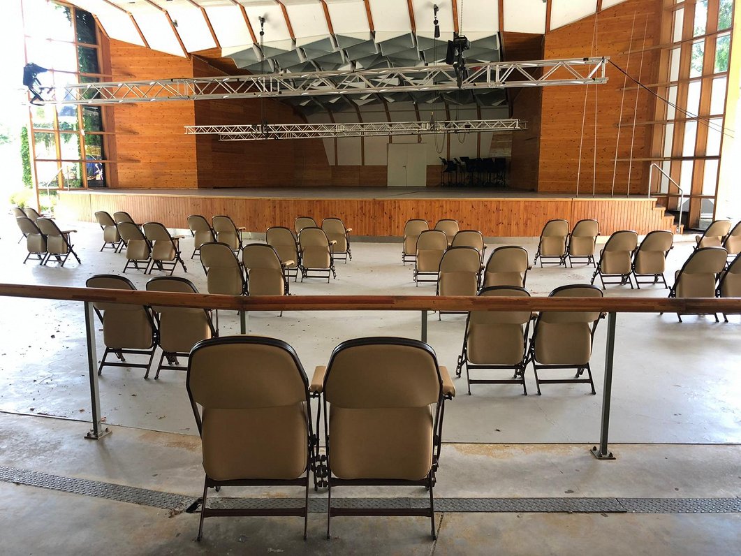 Skatītāju krēsli Dzintaru koncertzālē, 2020.gads.