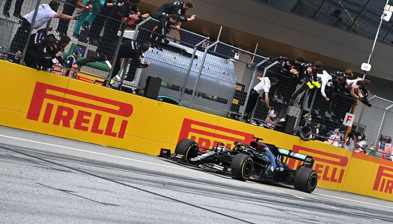 Lūiss Hamiltons F-1 Štīrijas &quot;Grand Prix&quot; posma finišā