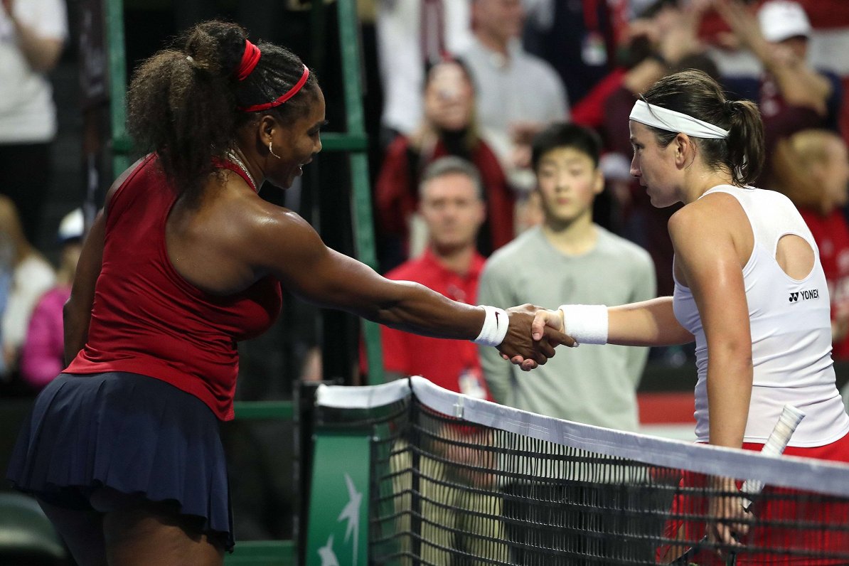 Serena Viljamsa (pa kreisi) apsveic Anastasiju Sevastovu ar uzvaru