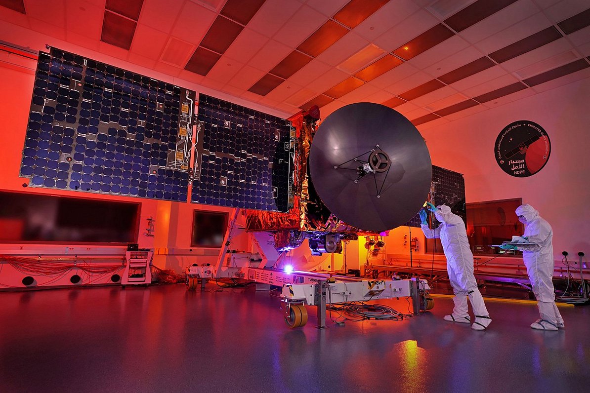 Apvienoto Arābu Emirātu (AAE) zinātnieki strādā pie Marsa zondes. 2020. gada jūlijs.