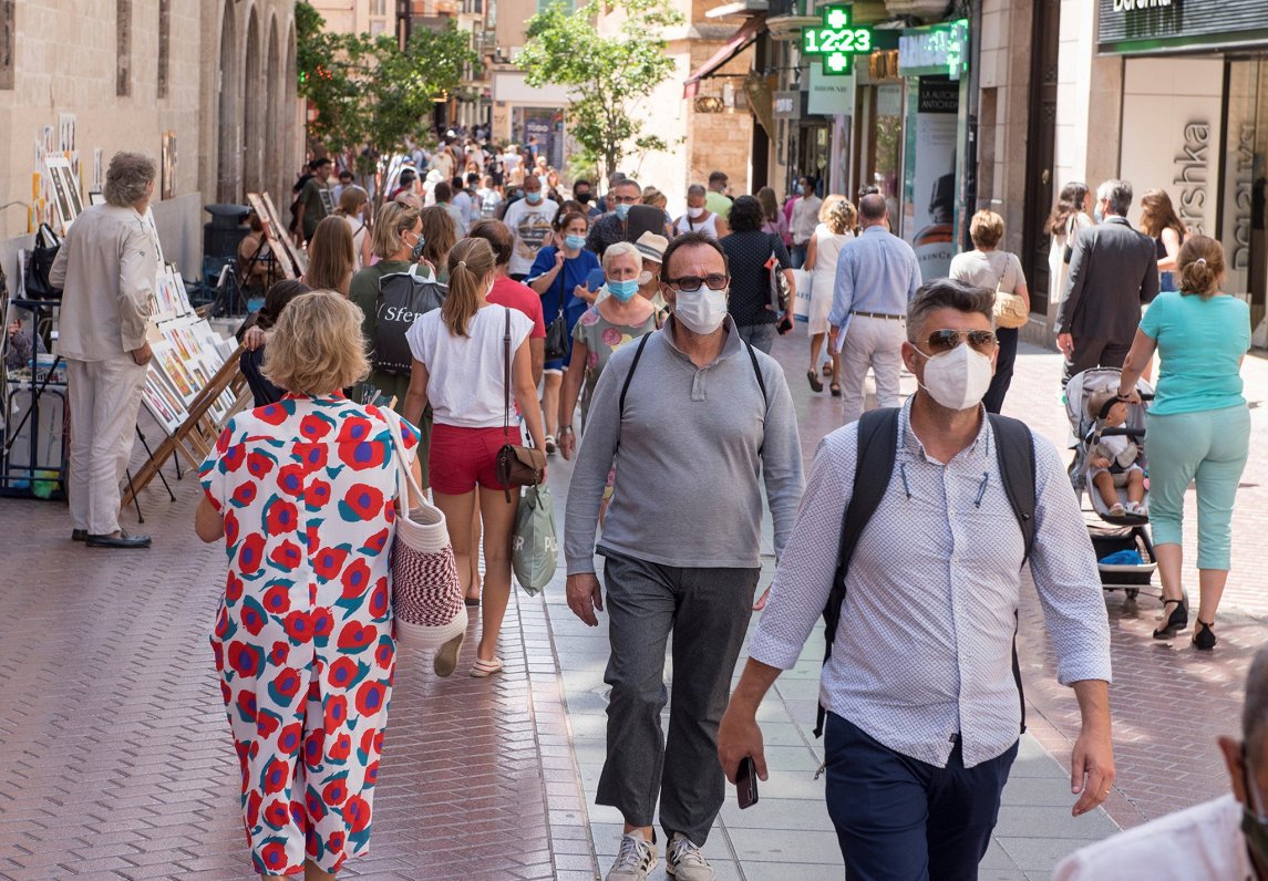 Cilvēki sejas maskās. Palma de Maljorka, Spānija. 2020. gada 13. jūlijs.