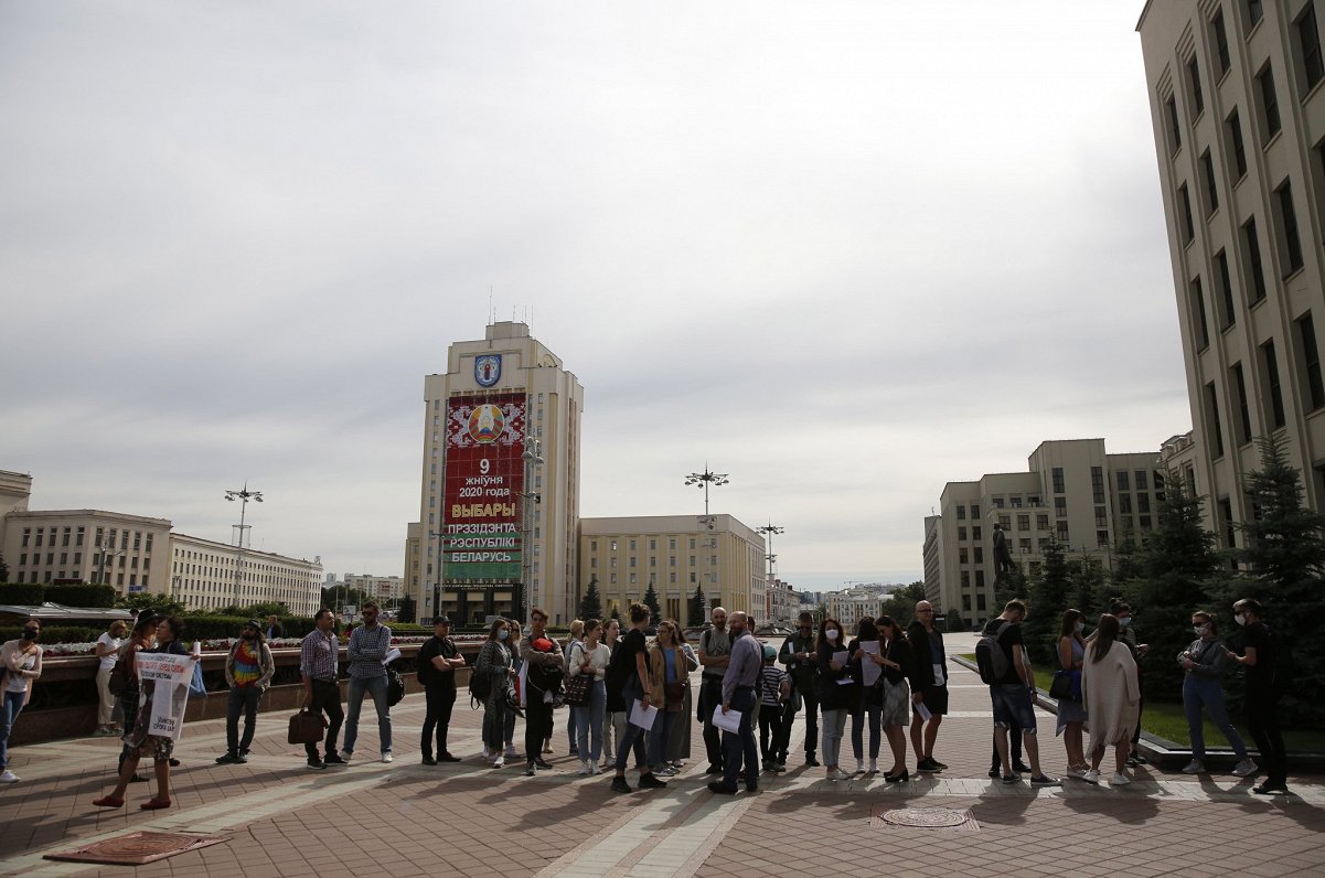 Minskā iedzīvotāji gaida rindā, lai iesniegtu sūdzību Centrālajai vēlēšanu komisijai. To aicināja da...