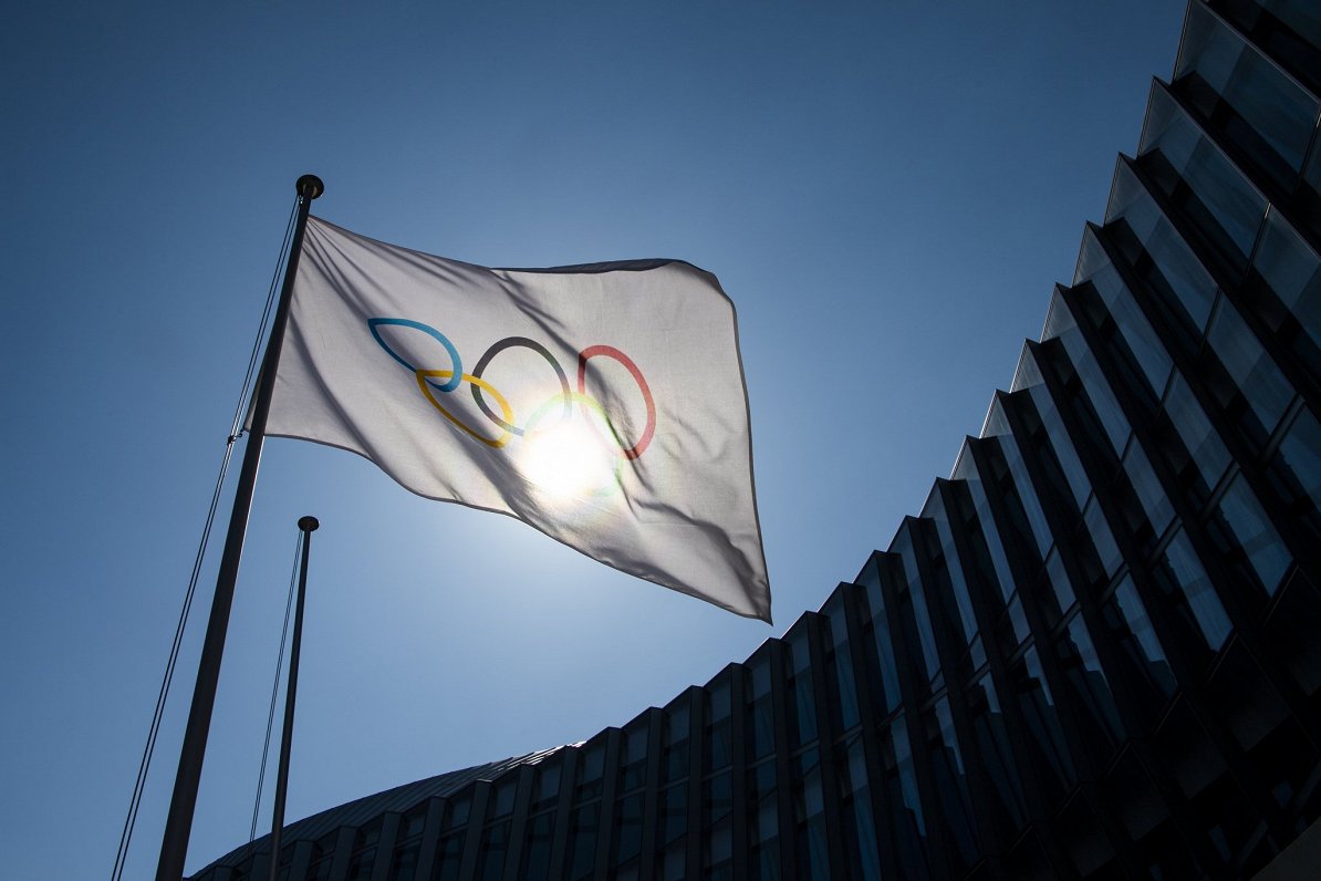 Olimpiskais karogs pie SOK mītnes