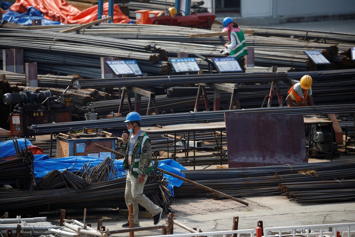Būvobjekta strādnieki Pekinā, Ķīnā. 2020. gada 16. jūlijs.