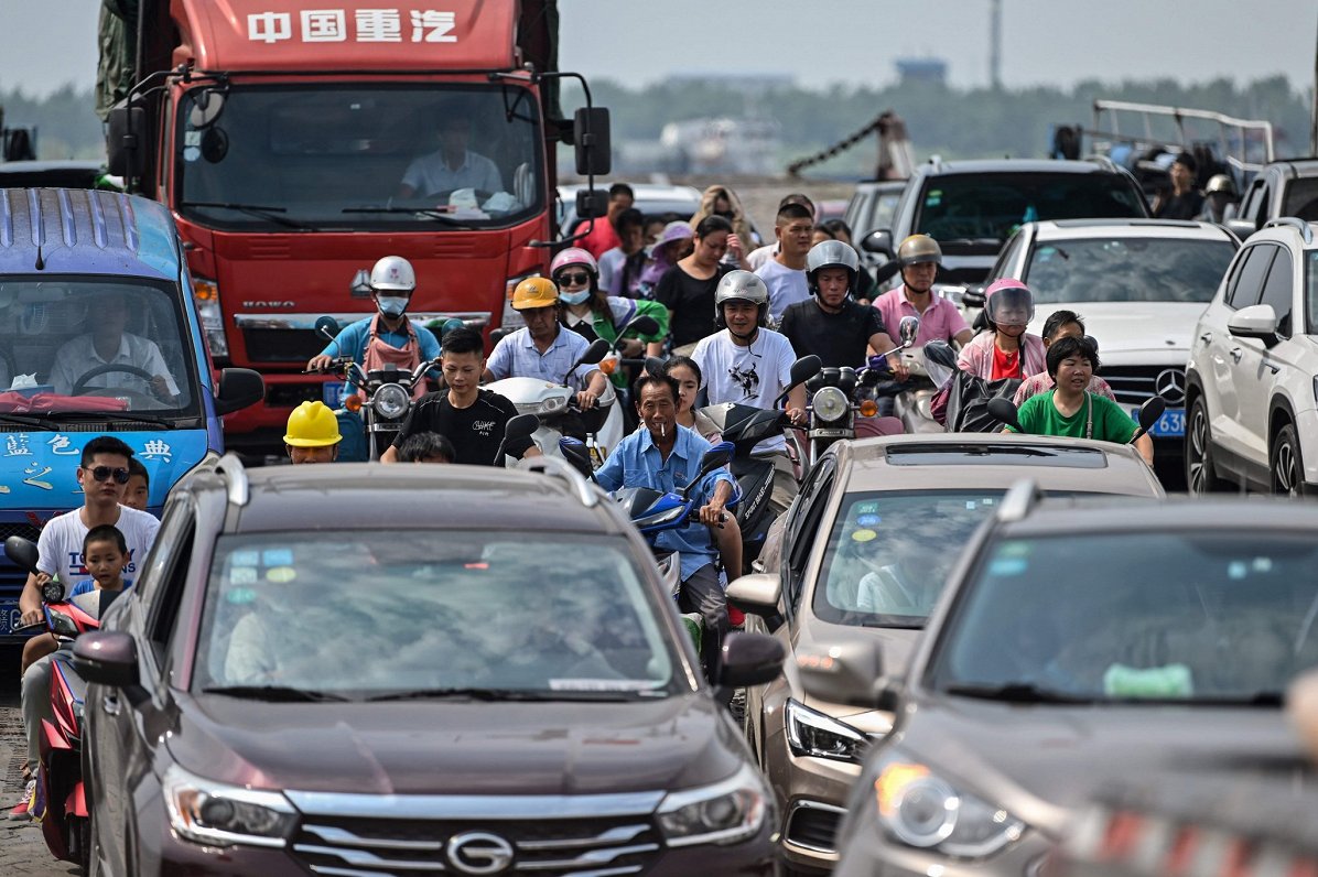 Ķīnas iedzīvotāji evakuējas no plūdu skartā reģiona. 2020. gada 17. jūnijs.