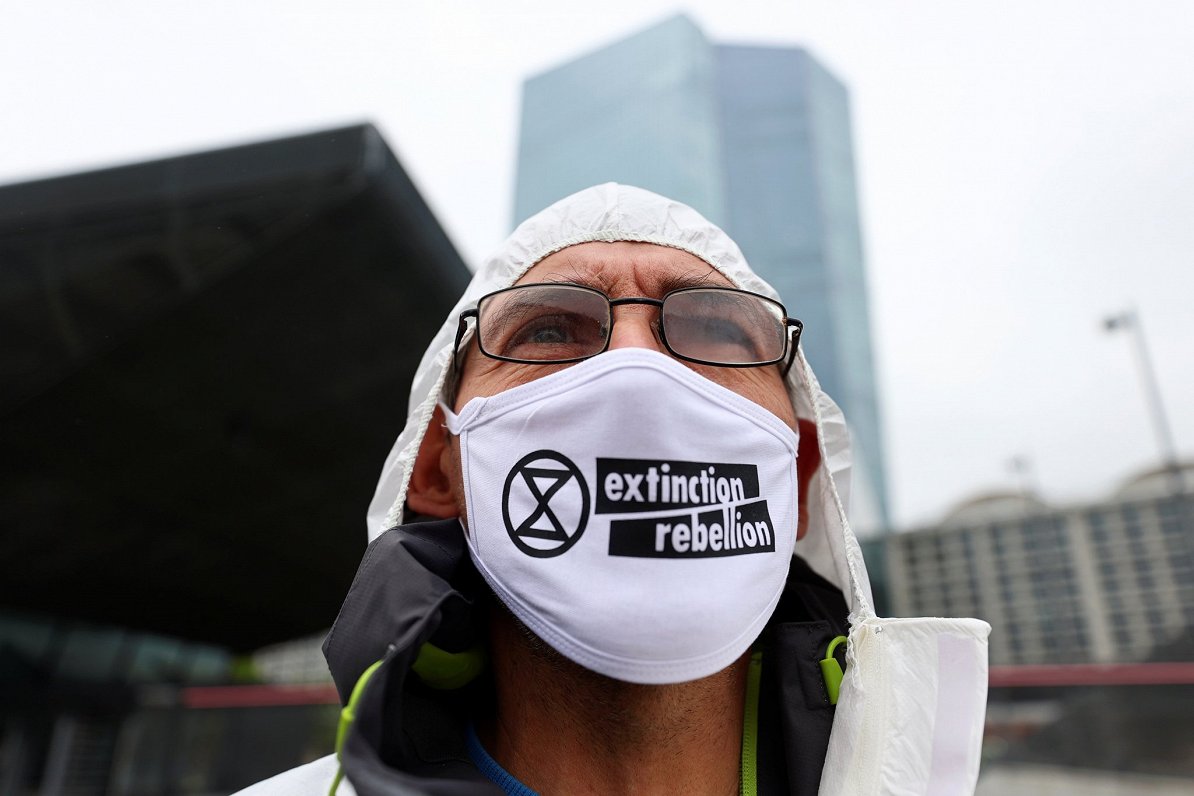 Vides aizstāvju kustības “Extinction Rebellion” protestētājs.