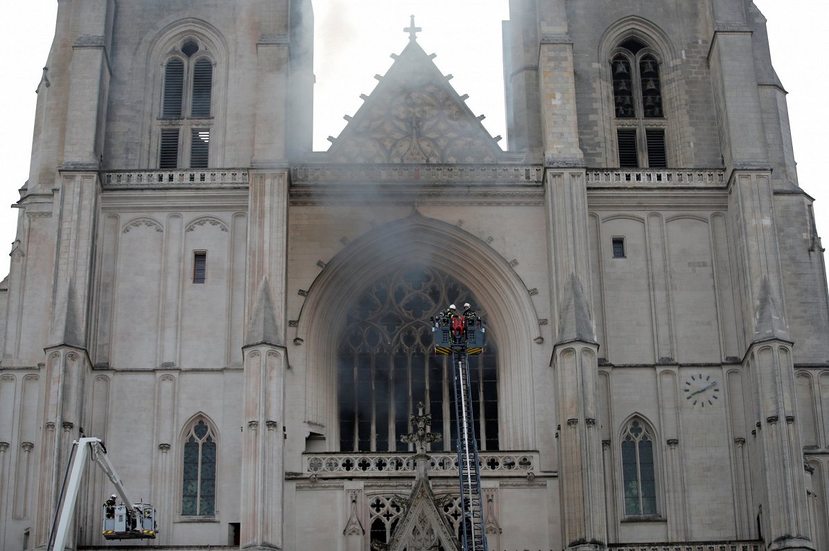 Francijā Nantes pilsētas katedrālē dzēš ugunsgrēku (18.07.2020)