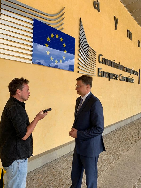 Saruna ar Eiropas Komisijas priekšsēdētājas izpildvietnieku Valdii Dombrovski (“Jaunā vienotība”).
