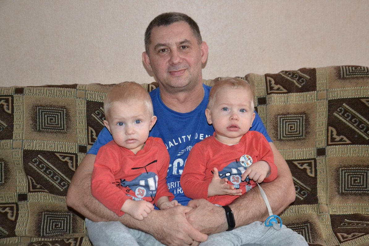 Mihails Tumaševičs ar jaunākajiem bērniem.