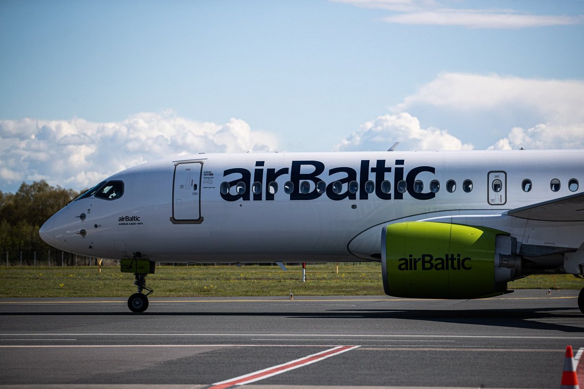airBaltic lidmašīna uz lidostas skrejceļa. Attēls ilustratīvs.