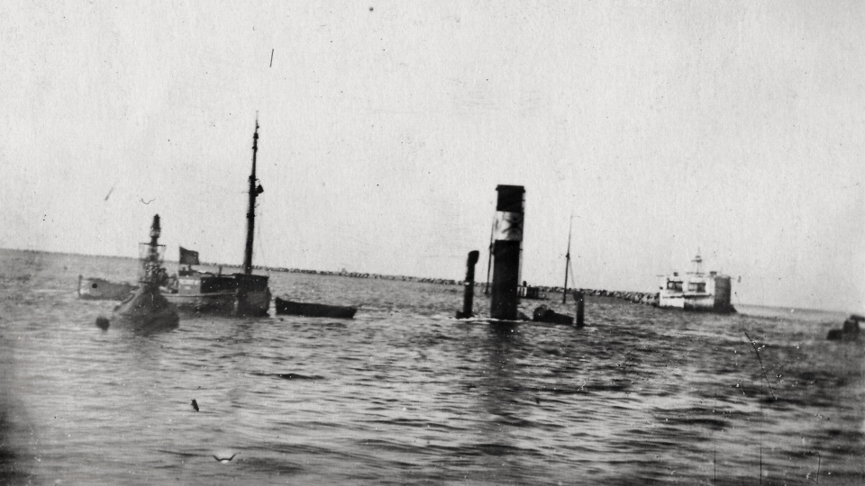 Затопленные на входе в порт Лиепаи германские пароходы.