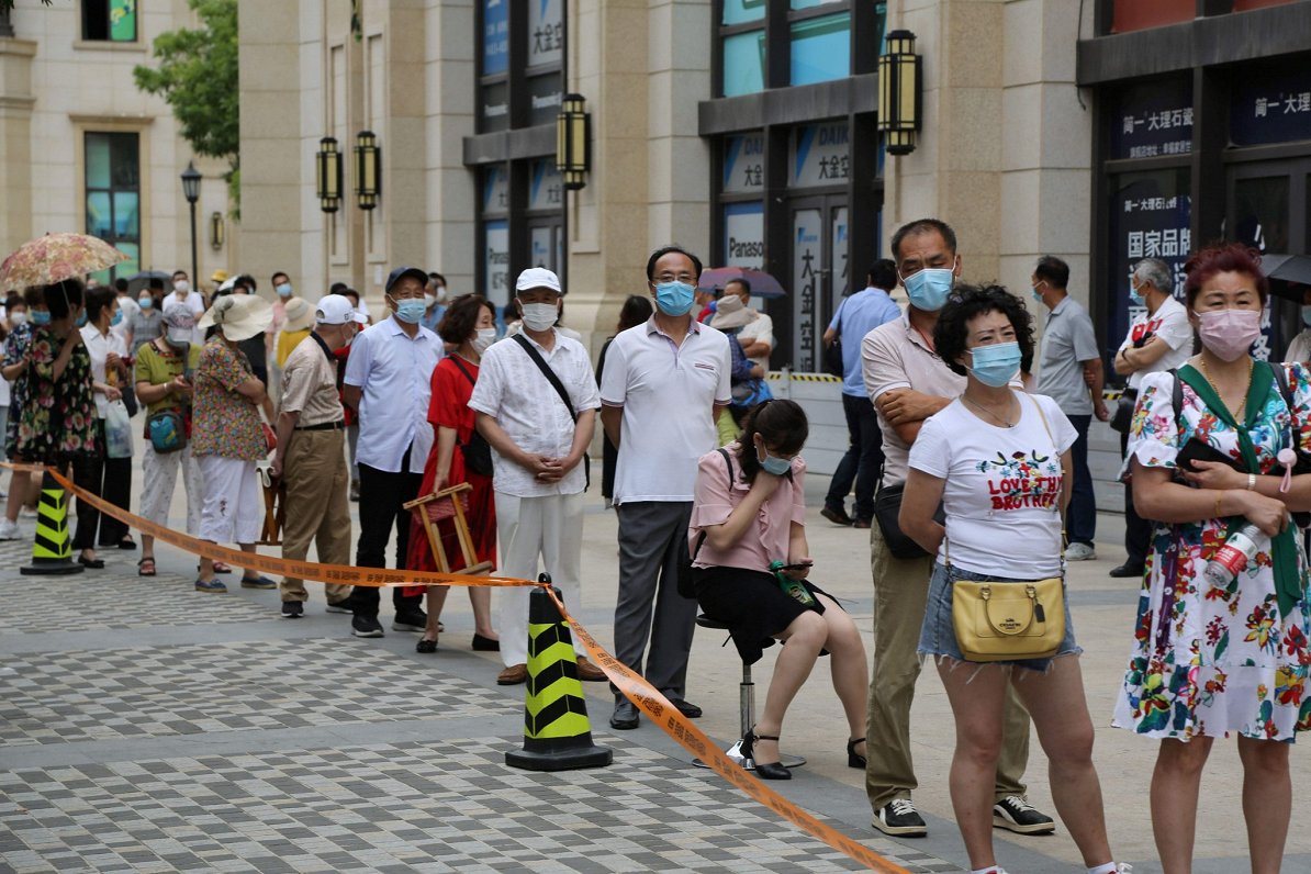 Cilvēku rinda uz Covid-19 testu veikšanu Ķīnā. 2020. gada 27. jūlijs.