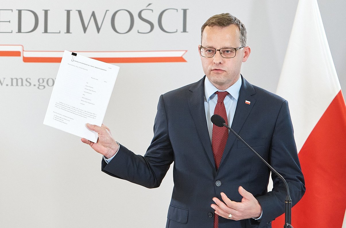 Polijas tieslietu ministrs Zbigņevs Zjobro paziņo par izstāšanās plāniem no Stambulas konvencijas. 2...